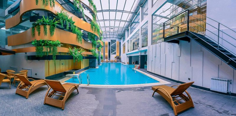d1c95904a37ed83370e65e5c02702cd1 tấm nhựa thông minh lấy sáng được sử dụng làm mái che hồ bơi