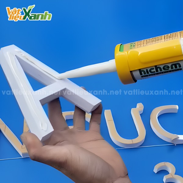 bom keo hi bond len be mat chu quang cao Bơm keo Hi-bond lên bề mặt chữ quảng cáo
