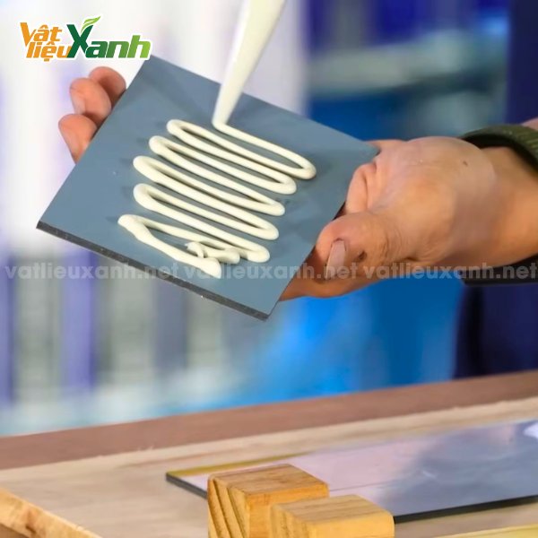 bom keo noto bond len be mat tam alu Bơm keo Noto Bond lên bề mặt tấm Alu