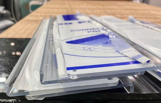 gia công tấm polycarbonate theo yêu cầu 4 Gia công tấm polycarbonate làm tấm bảo vệ máy