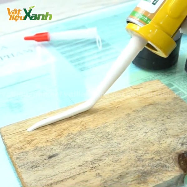 tra keo hi bond tren be mat go Tra keo Hi-bond trên bề mặt gỗ