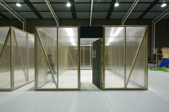 vách ngắn được làm từ tấm poly mờ