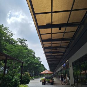 Tam poly dac 5mm mau tra dung lop mai che Mái che bằng tấm nhựa polycarbonate 5mm màu trà