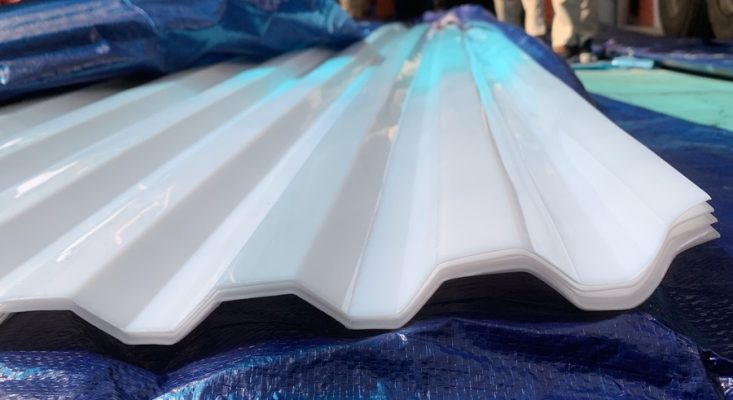 Tôn nhựa lấy sáng polycarbonate màu trắng sữa Tôn nhựa lấy sáng polycarbonate màu trắng sữa