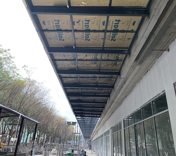 Mái che bằng tấm polycarbonate đặc màu trà Mái che bằng tấm polycarbonate đặc màu trà
