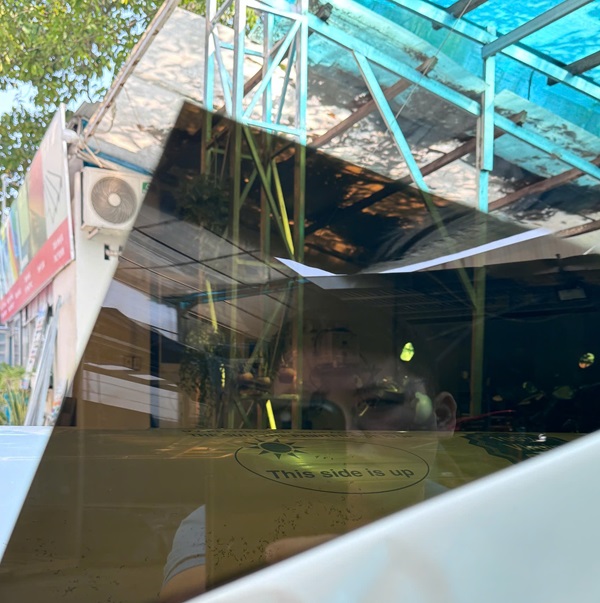tấm lợp lấy sáng polycarbonate màu trà Ảnh tấm poly đặc màu trà tại kho Vật Liệu Xanh