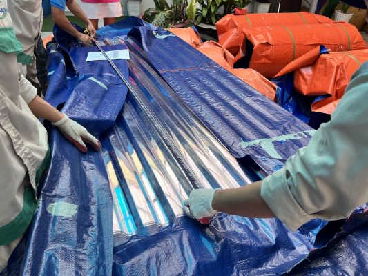 ton nhua lay sang polycarbonate 13 Tôn nhựa được Vật Liệu Xanh kiểm tra trước khi xuất xưởng