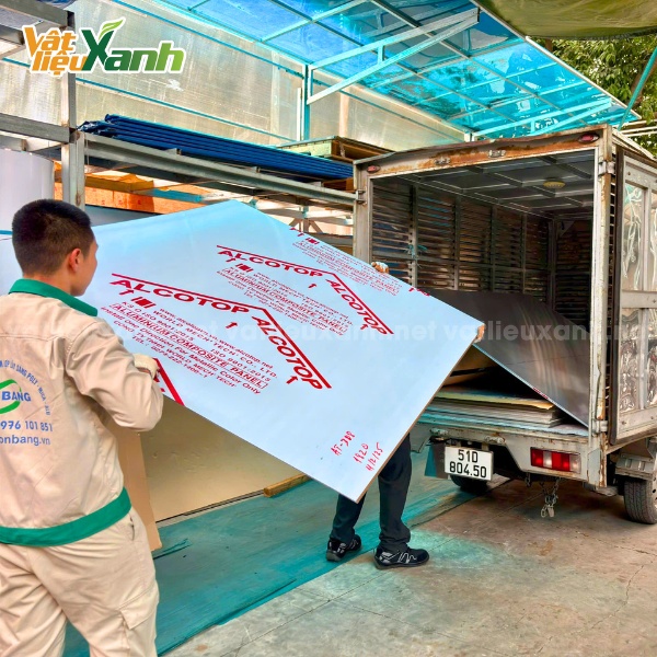 van chuyen tam alu alcotop tai kho 3 Vận chuyển tấm Alu Alcotop tại kho Vật Liệu Xanh