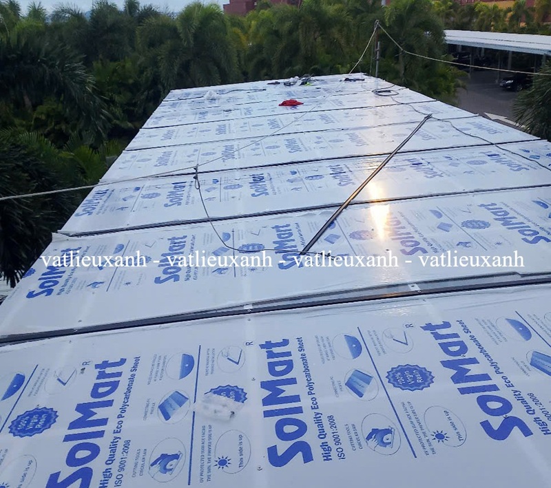 Mái che băng kính nhựa polycarbonate đặc 8mm Mái che tấm lợp lấy sáng nhựa polycarbonate đặc 8mm chống UV