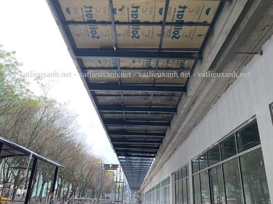 Mái che bằng tấm kính nhựa polycarbonate đặc màu trà Tấm kính nhựa cường lực polycarbonate màu trà dùng cho mái che
