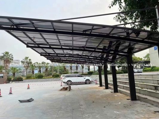 Tấm kính nhựa poly đặc 5mm làm mái che nhà xe Tấm kính nhựa poly đặc 5mm làm mái che nhà xe