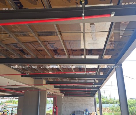 thi công tấm kính nhựa cường lực poly đặc làm mái che thi công tấm kính nhựa cường lực poly đặc làm mái che
