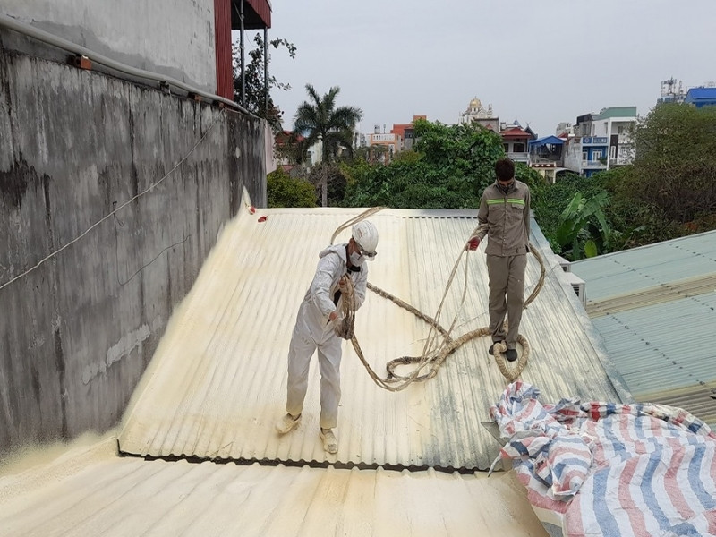 giai phap chong nong (9) Phun foam PU lên phần mái tôn để cách nhiệt