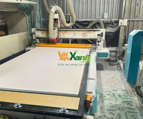 Máy cắt CNC đang gia công PVC Foam