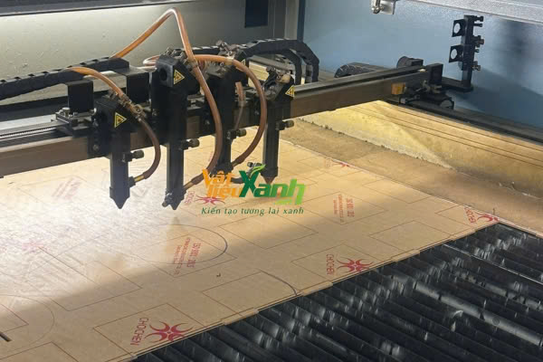 Xưởng gia công vật liệu quảng cáo, nội thất, quà tặng Máy cắt Laser cắt Mica Chochen tại xưởng gia công