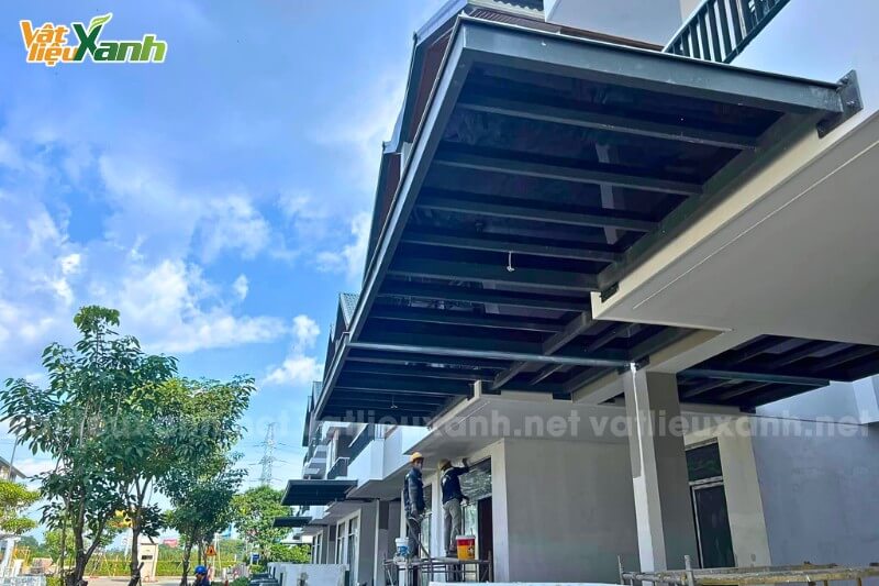 Mái lợp lấy sáng cho hiên nhà bằng tấm Polycarbonate màu trà Mái lợp lấy sáng cho hiên nhà bằng tấm Polycarbonate màu trà