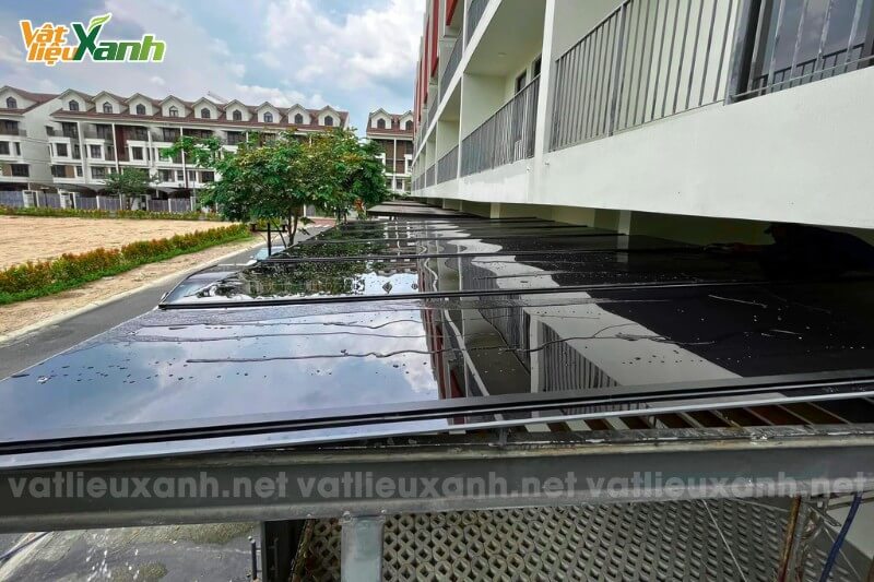 Mái che bằng tấm Polycarbonate cho dãy nhà ở cao cấp tại SwanBay Mái che tấm Polycarbonate màu trà chống UV tại SwanBay