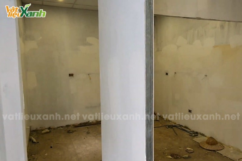 Vách ngăn phòng ngủ được ốp 2 mặt bằng tấm Cemboard