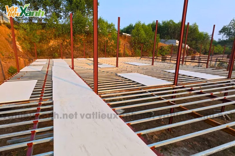 Thi công tấm bê tông nhẹ đúng kỹ thuật trên hệ khung xương