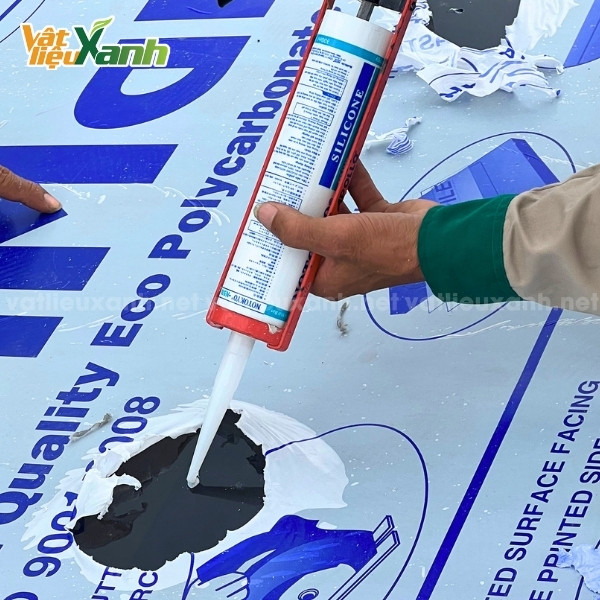 bom keo silicon chong dot cho tam poly Thi công bơm keo silicon chống dột cho tấm Poly