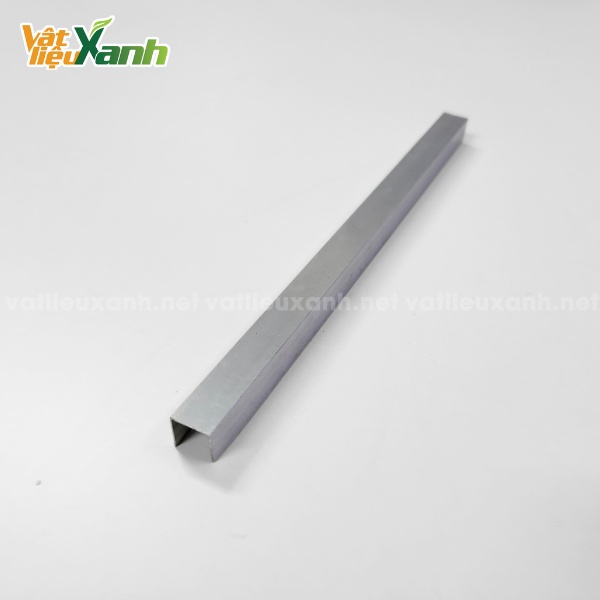 nep nhom chu u boc canh poly 5 Vật Liệu Xanh cung cấp thanh nhôm chữ U bo viền tấm Poly