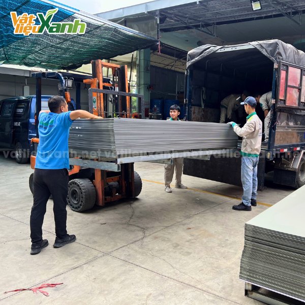 van chuyen tam alu tai kho vat lieu Vận chuyển tấm Alu tại kho Vật Liệu Xanh Sơn Băng