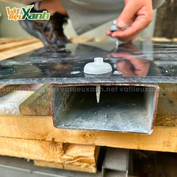 vit ban tam poly 4 Vít cánh được bắn vào bề mặt tấm Poly