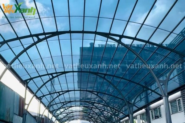 Tấm Poly đặc ruột tại khuôn viên trường ĐH Nguyễn Tất Thành