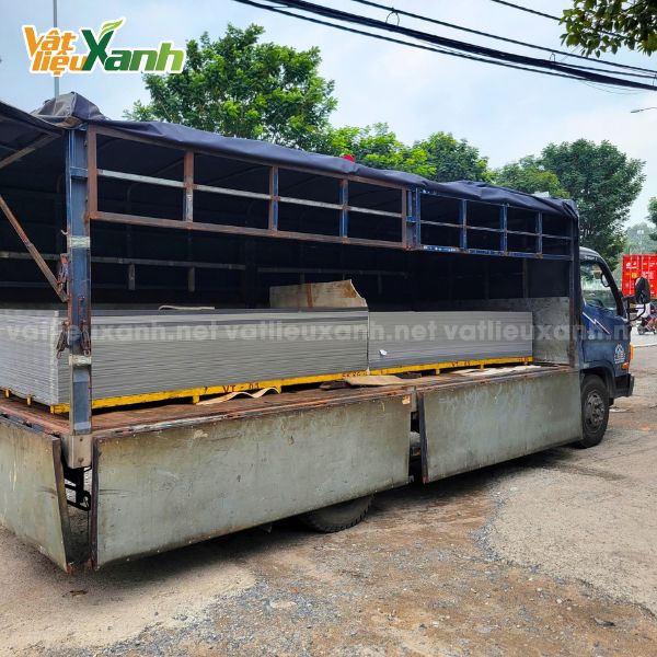 van chuyen tam alu tai kho vat lieu xanh 1 Vận chuyển tấm Alu trắng tại kho Vật Liệu Xanh