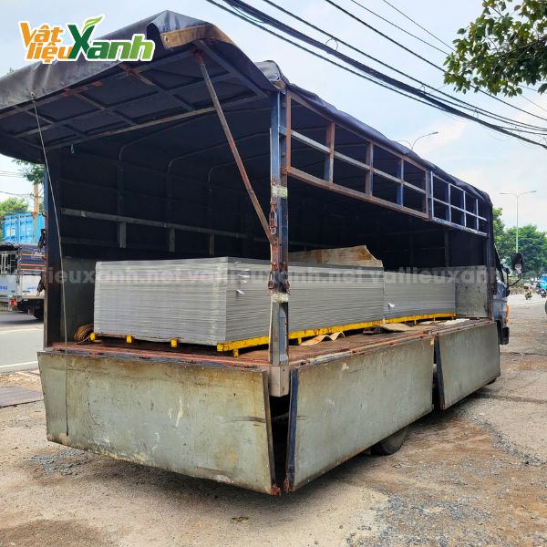van chuyen tam alu tai kho vat lieu Vận chuyển tấm Alu vàng gương tại kho Vật Liệu Xanh
