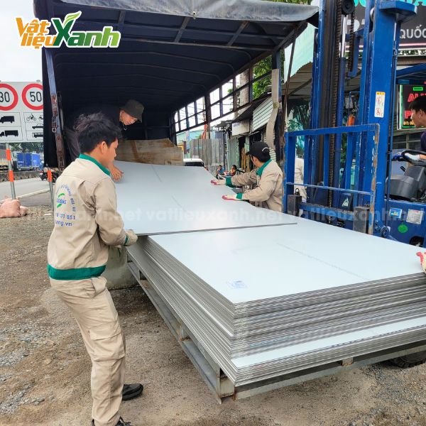 nhap kho tam alu bac xuoc tai vat lieu Nhập kho tấm Alu bạc xước tại Vật Liệu Xanh