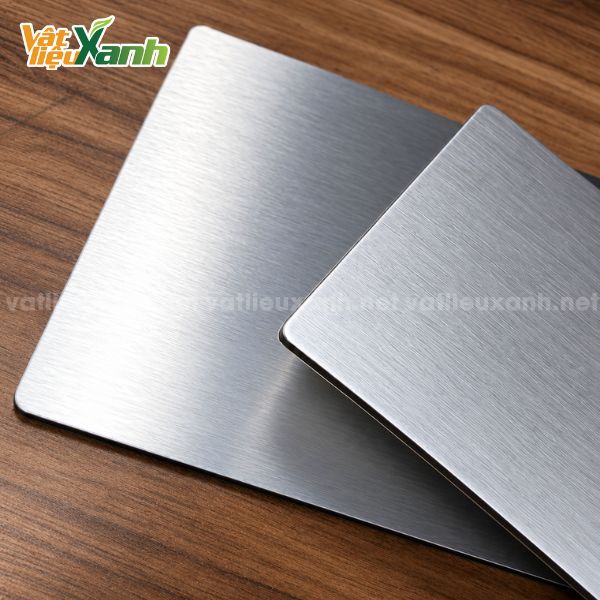 tam alu xuoc bac 3 Tấm Alu vân xước màu bạc