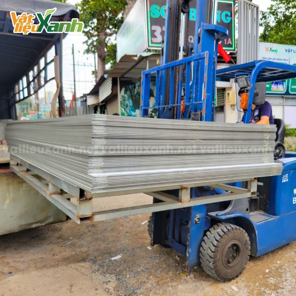 Vận chuyển tấm Alu vàng xước tại kho Vật Liệu Xanh